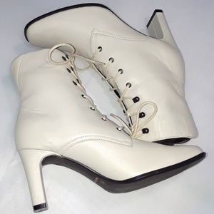women's lace-up off white boots size 6.